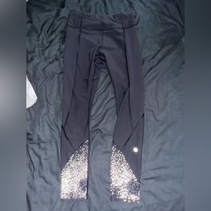 Lululemon reflective Leggins, black and reflective little dots on the bottom